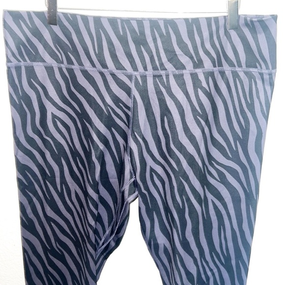 Nike Zebra Striped Cropped Women’s Black And Grayish Purple Leggings - Picture 9 of 10